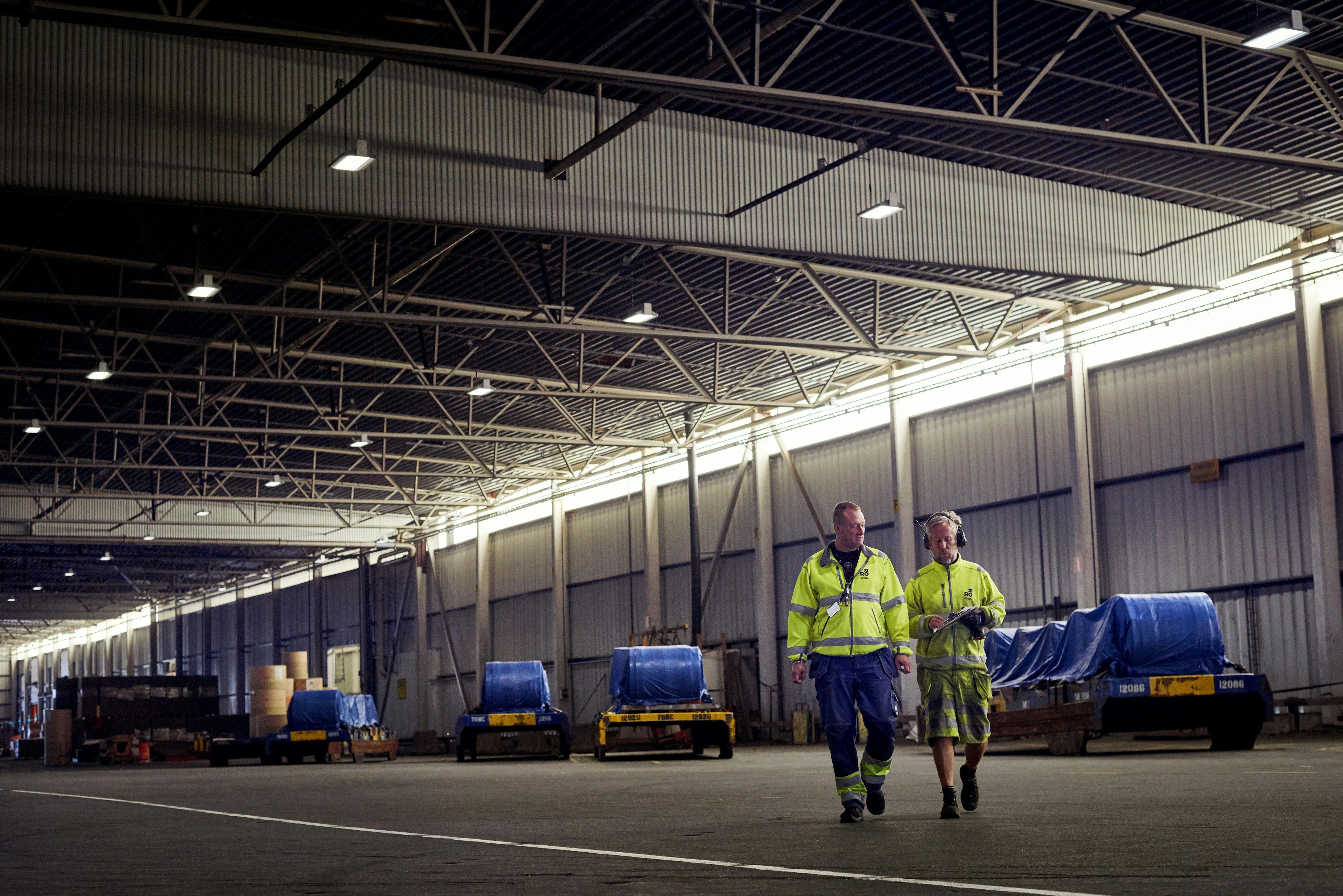 DFDS Warehouse - Two DFDS workers at the warehouse