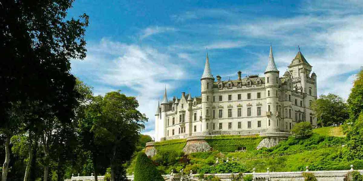 Blick auf das Dunrobin Schloss in Schottland