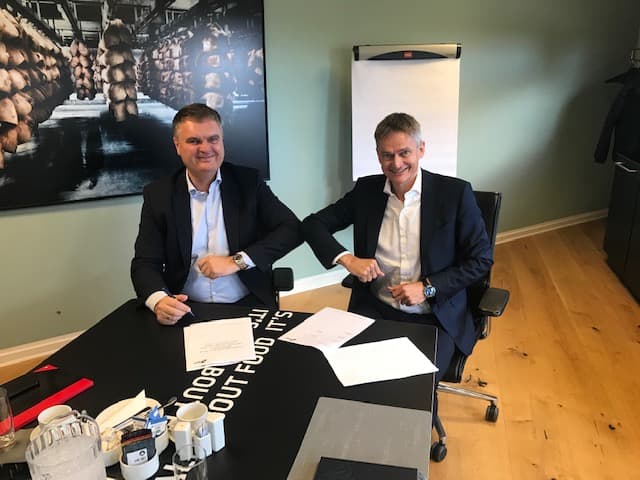 Torben Carlsen and Jais Valeur, CEO of Danish Crown, sign the agreement that extends DFDS’ and Danish Crown’ s cooperation on transport of meat from Esbjerg to Immingham until mid-2023.