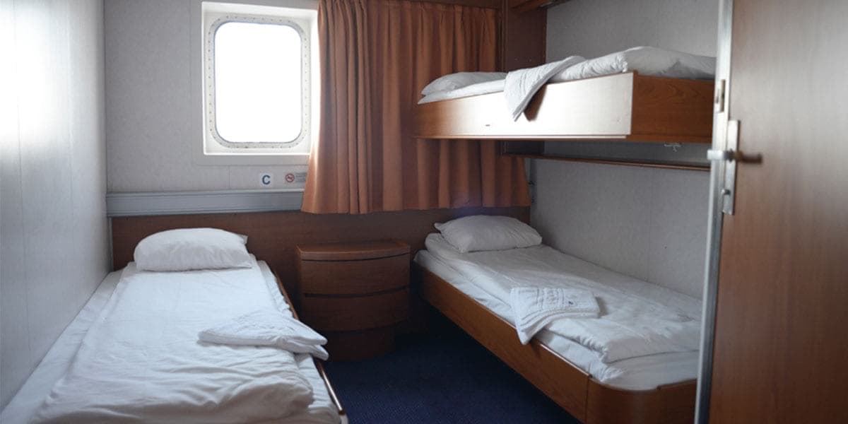Cabina estándar con vista al mar, literas y camas individuales