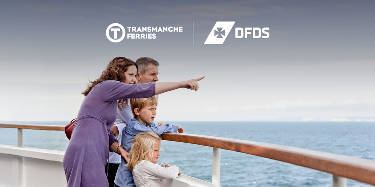 Frau, die mit ihrer Familie auf dem Deck der DFDS-Fähre auf etwas in der Ferne zeigt