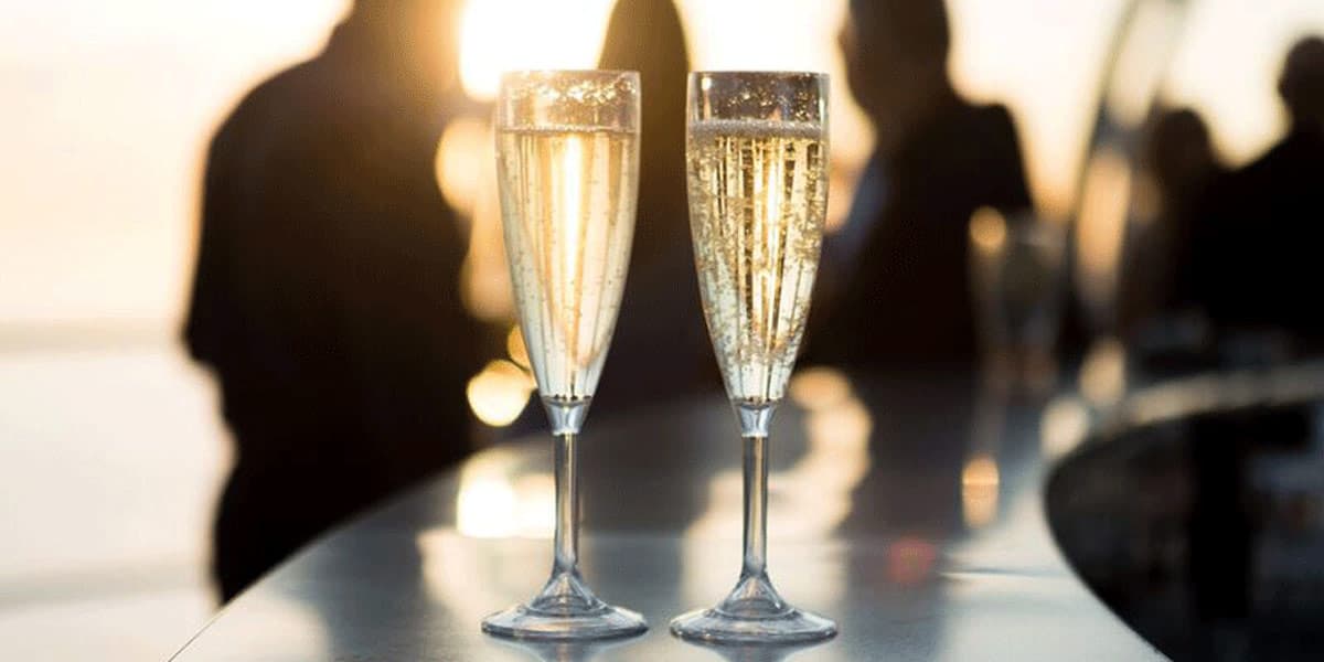 Two glasses of sparkling champagne