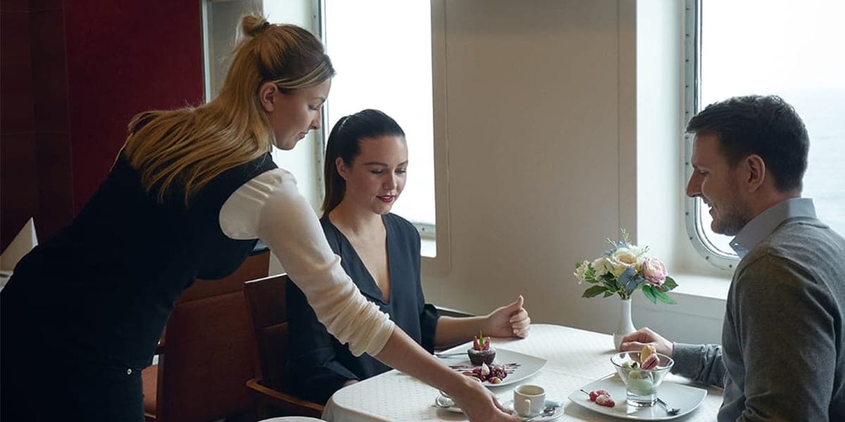 Una pareja sentada en el restaurante a bordo del ferry