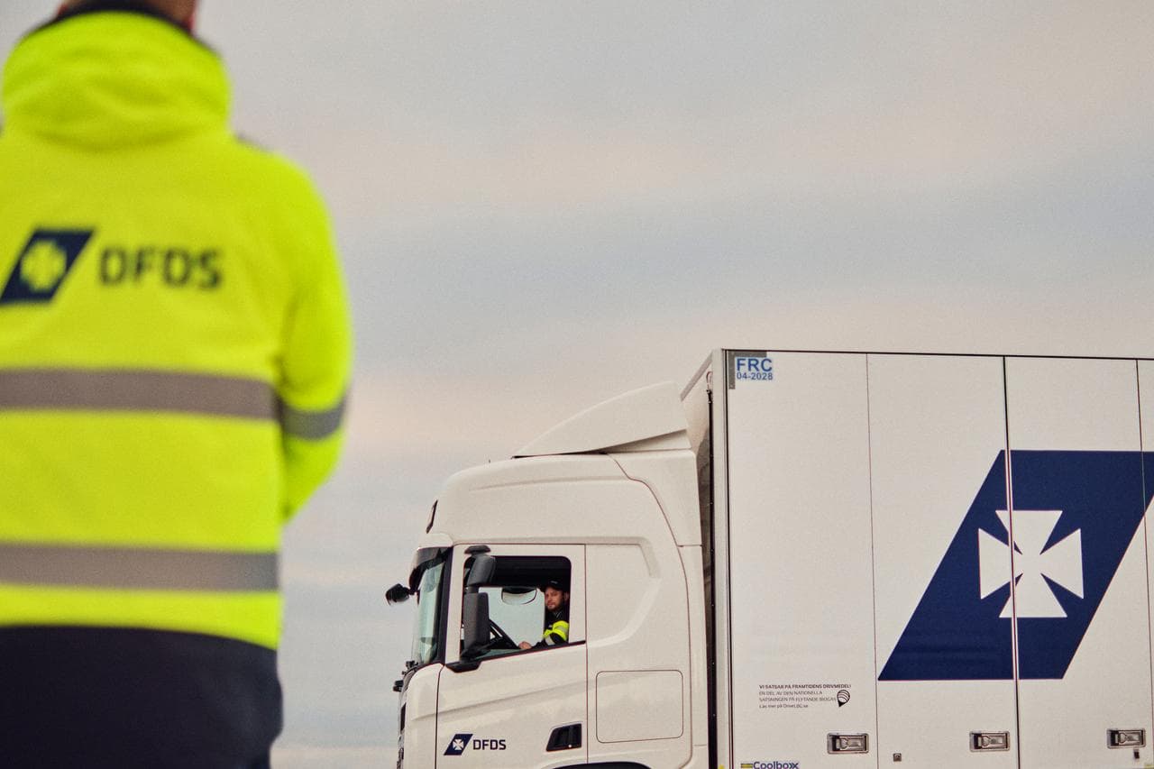 DFDS Karlshamn, logistics, cold chain, worker, standing with white truck