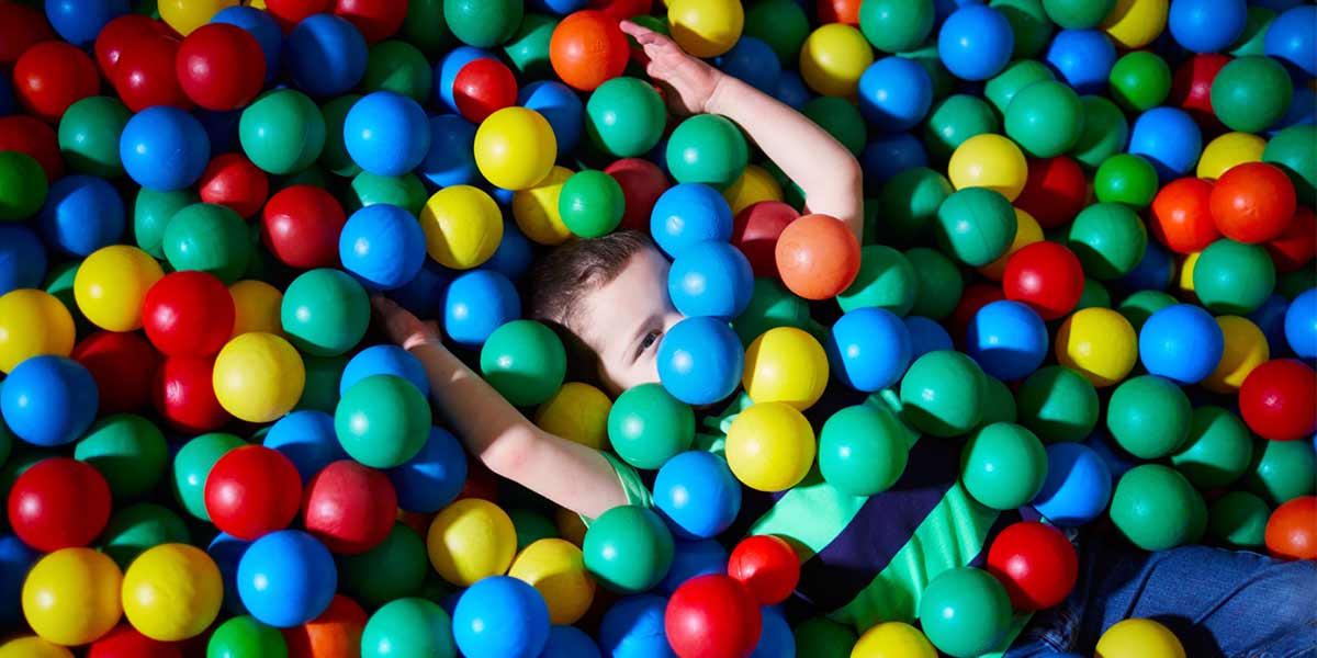 Un niño disfrutando del área infantil.