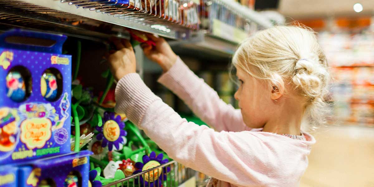 Una niña en la tienda a bordo