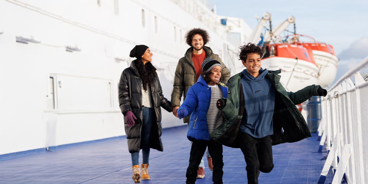 Familie ute på dekk