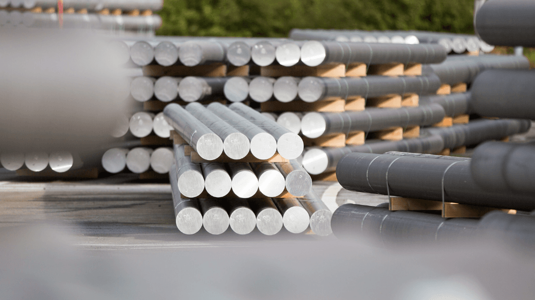 Metallitööstuse metalltorude virnad.