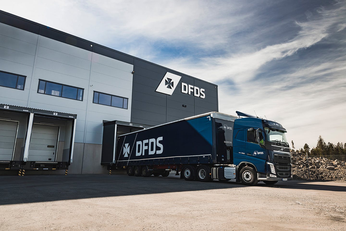 DFDS truck in front of warehouse
