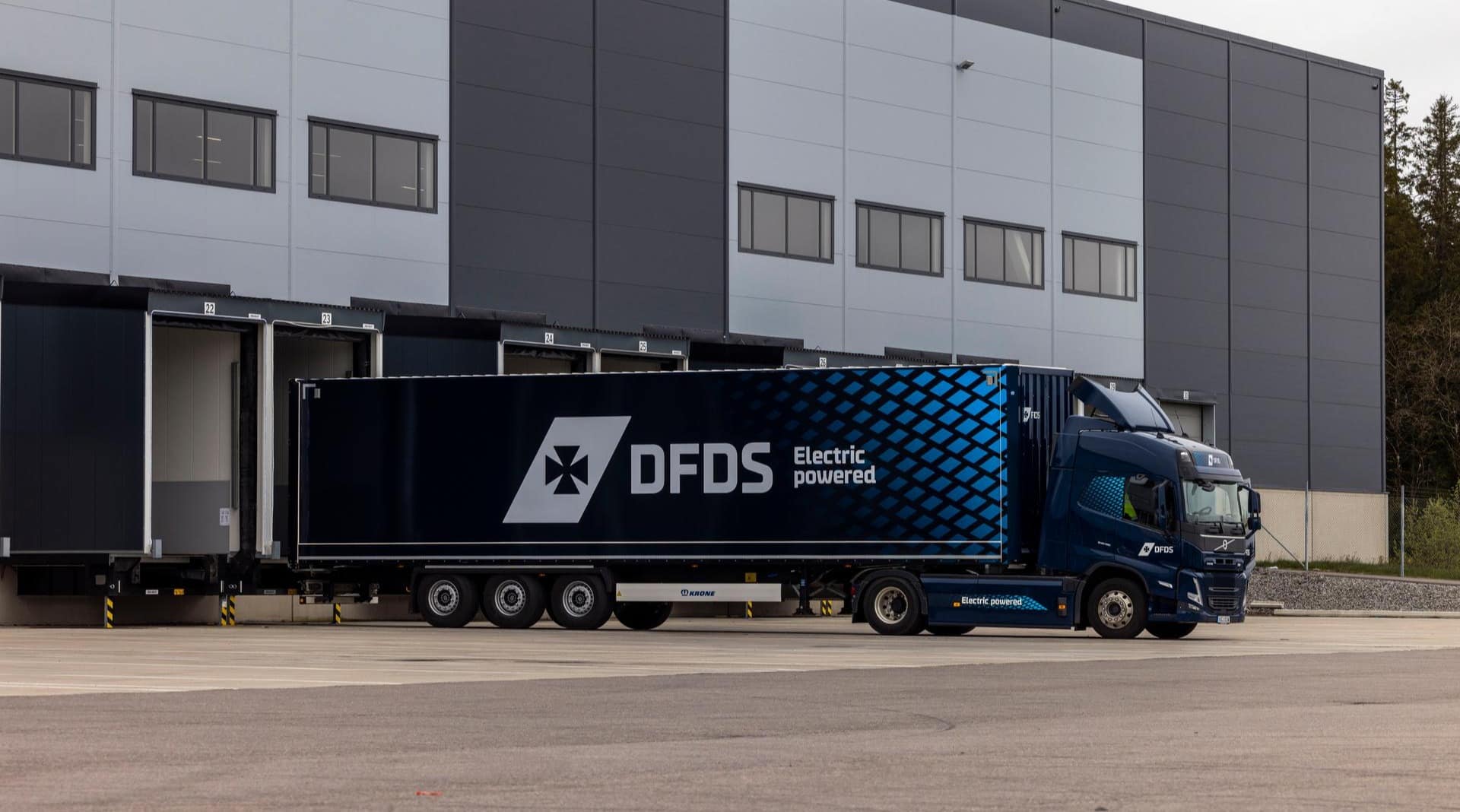 DFDS electric truck cross-docking at a warehouse.