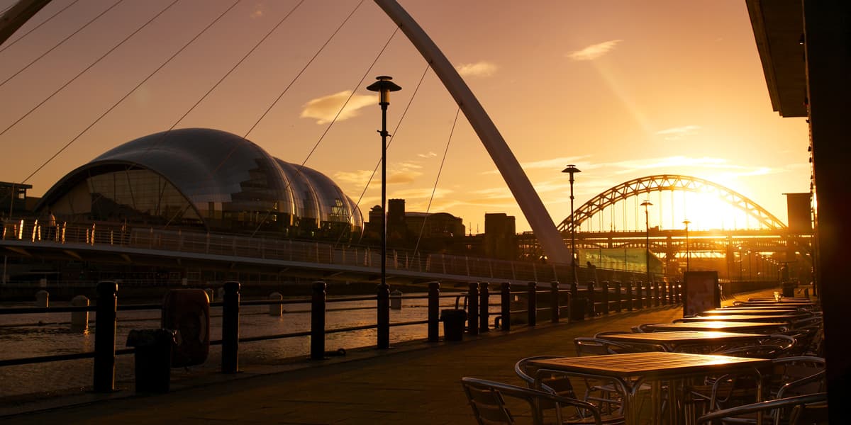 Blick auf Newcastle Brücken beim Sonnenuntergang