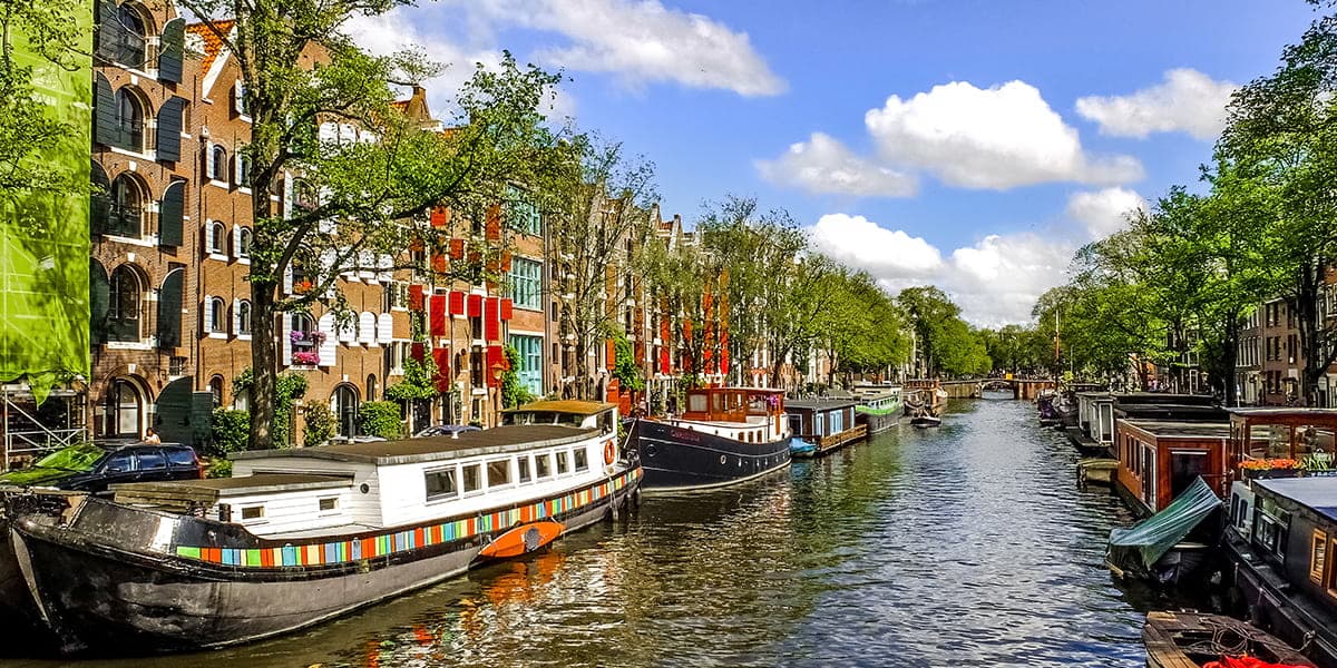 Barcos en los canales de Amsterdam