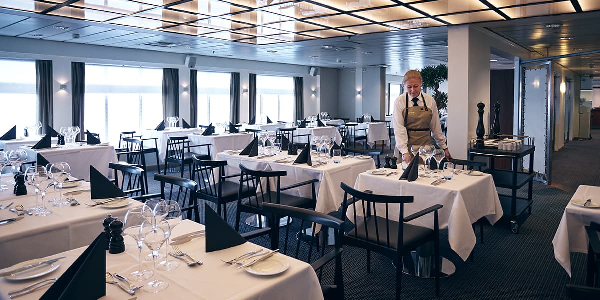 Kelnerka nakrywa stół w restauracji North Sea Bistro