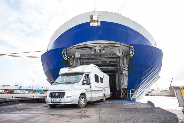 Met de camper of de caravan op de ferry