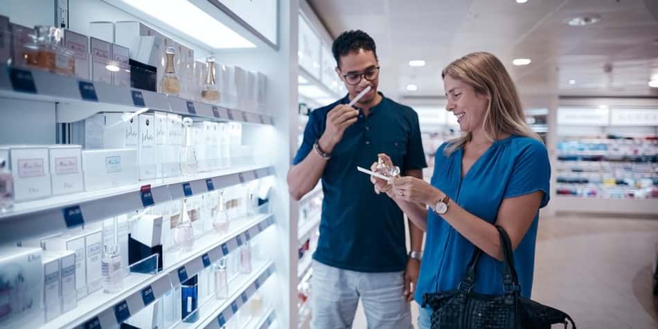 Zwei Personen probieren verschieden Düfte in Duty-free-Shop