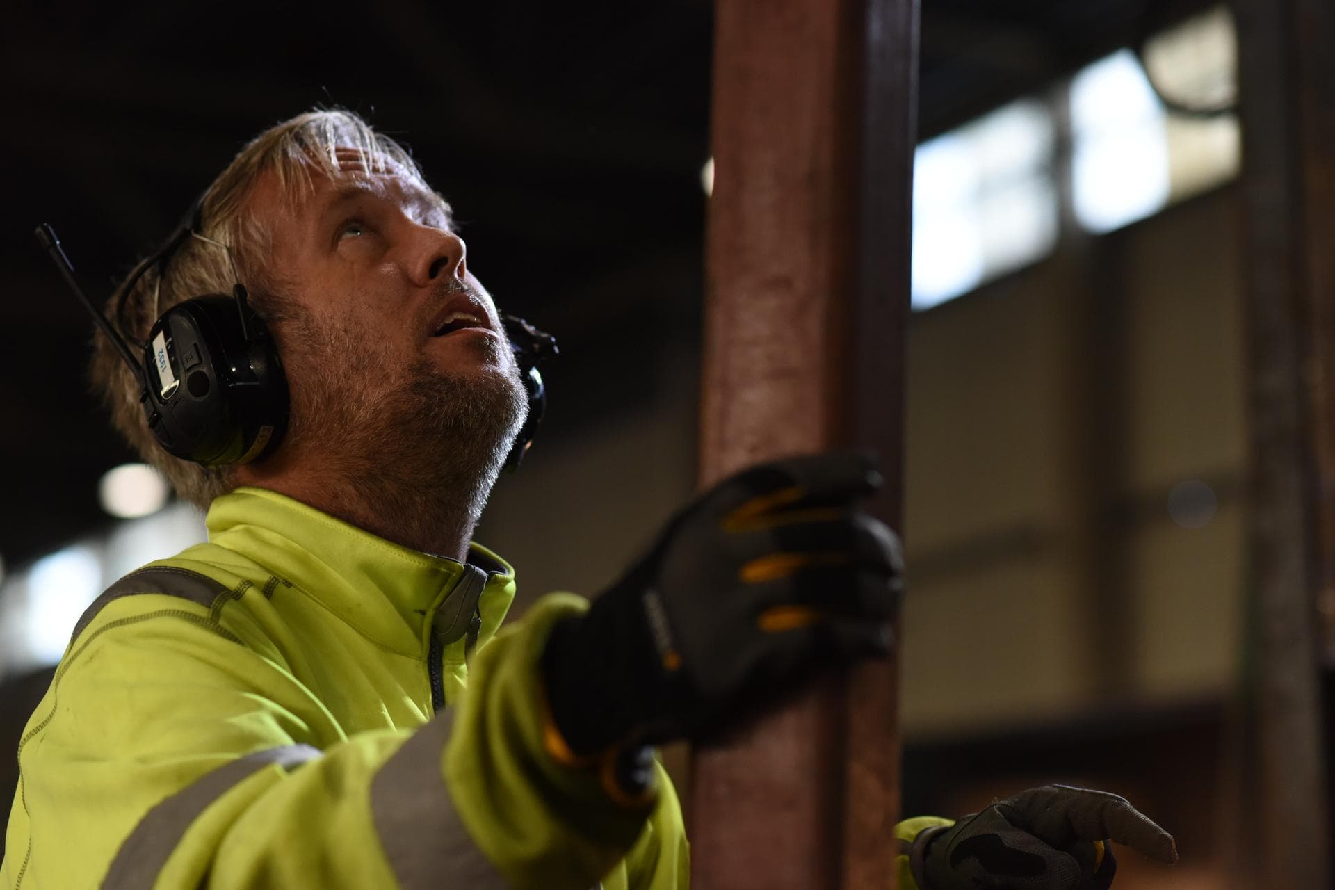 A man placing steel elements at the Gothenburg terminal