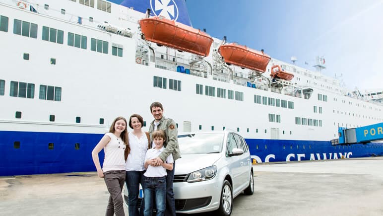 Fahrzeuge-im-Hafen co DFDS